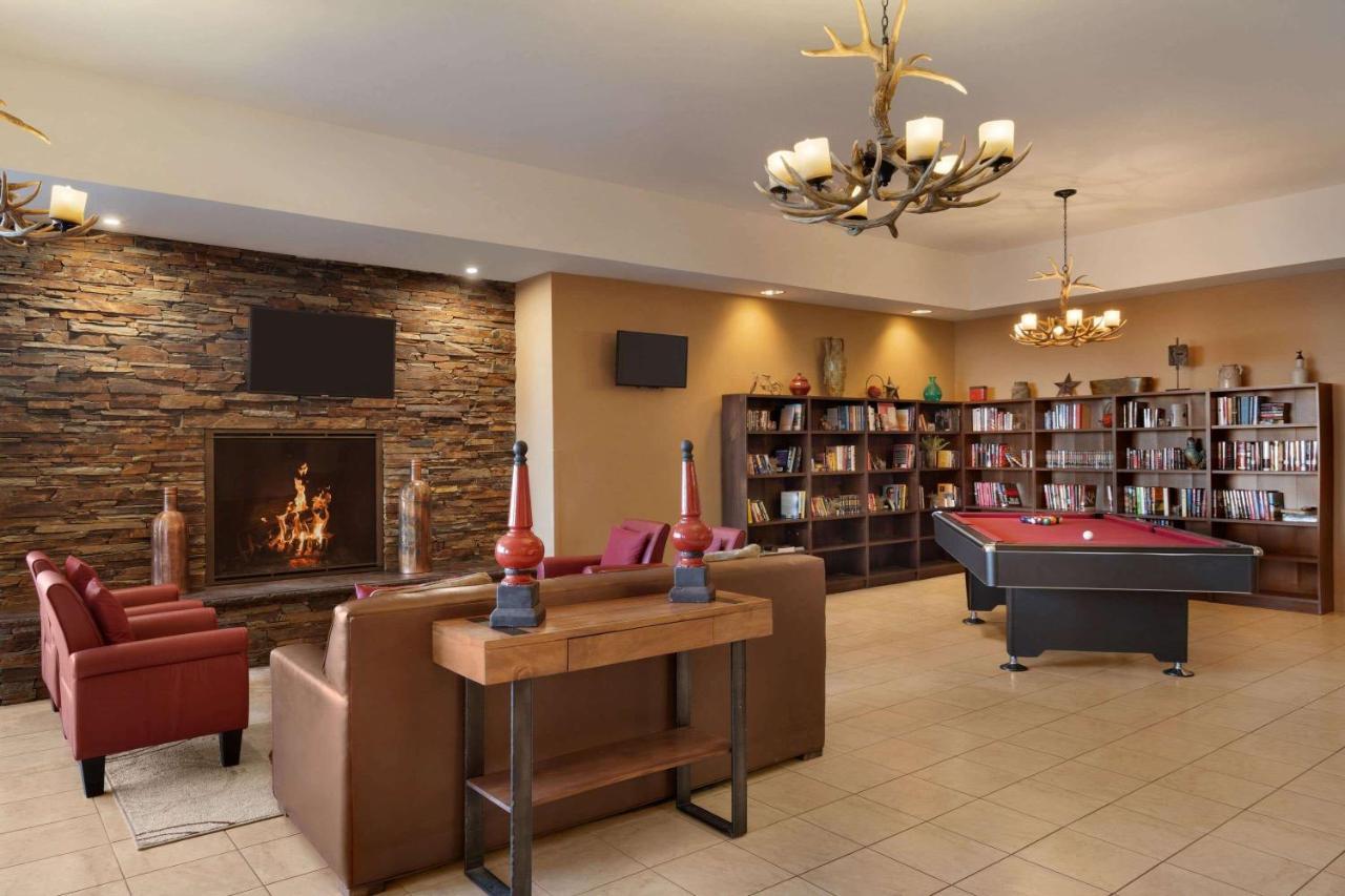 Bakken Airport Xwa Hotel & Studios Уиллистон Экстерьер фото