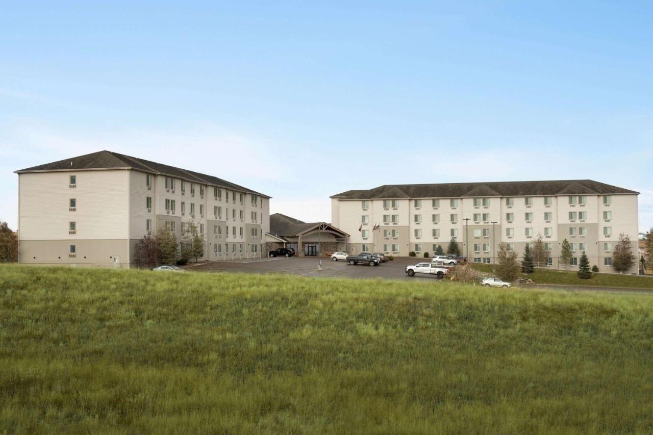 Bakken Airport Xwa Hotel & Studios Уиллистон Экстерьер фото