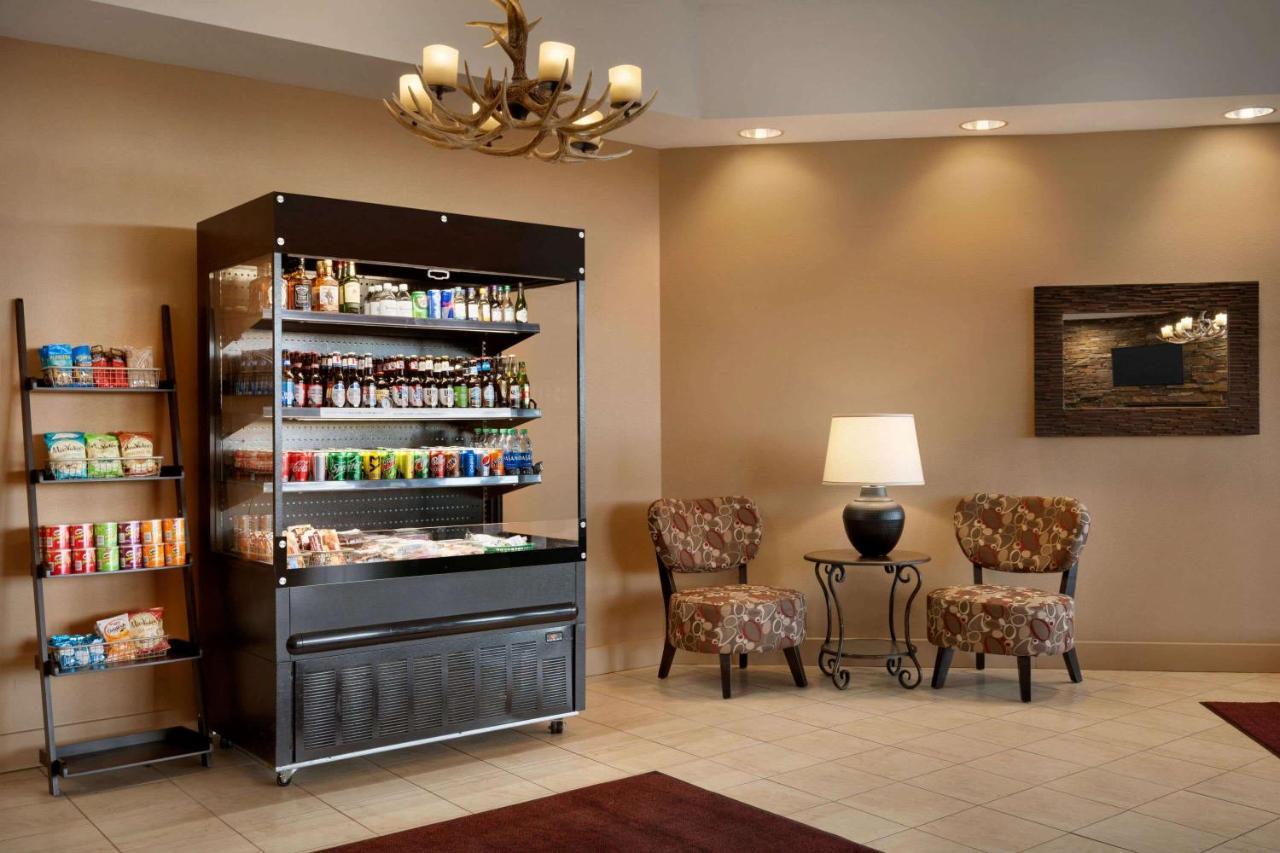 Bakken Airport Xwa Hotel & Studios Уиллистон Экстерьер фото